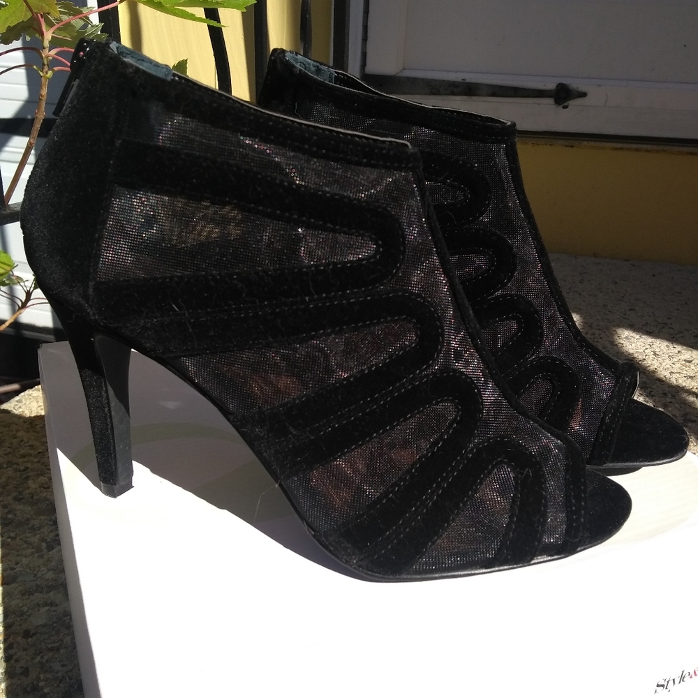 Black heeled shootie, mesh upper, sz 7.5M